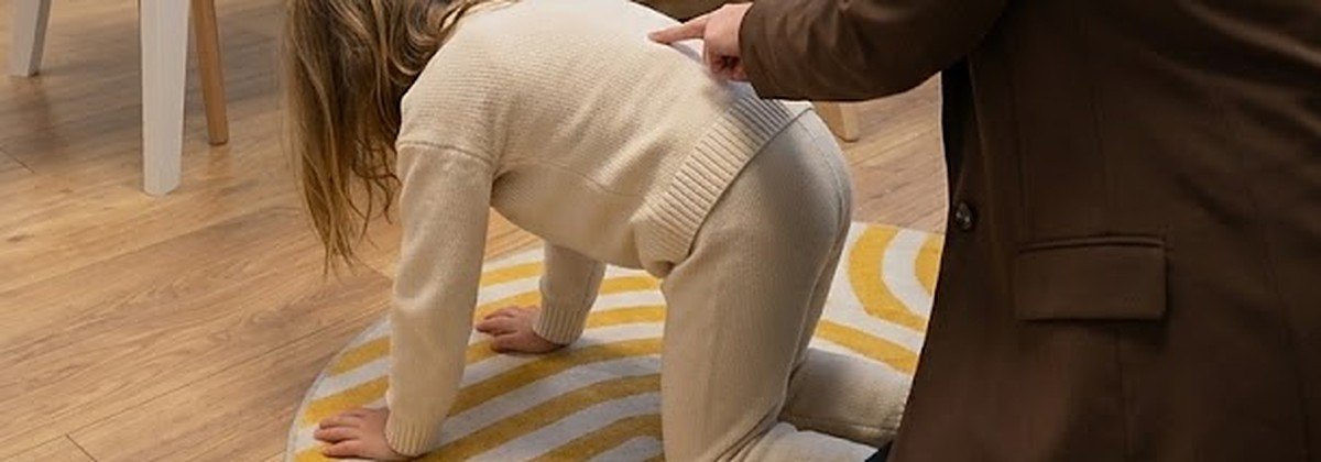 Enfant debout écrivant au tableau blanc, en mouvement pendant l'exercice