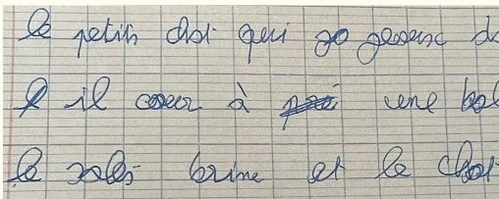 Écriture d'Ethan avant l'accompagnement : un texte manuscrit aux lettres déformées, difficiles à identifier